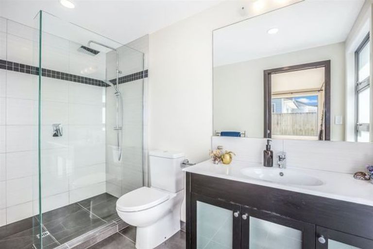 Photo of property in 20 Madeira Close, Whitby, Porirua, 5024