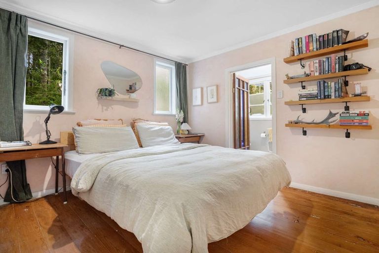 Photo of property in 43 Kauri Point Road, Laingholm, Auckland, 0604