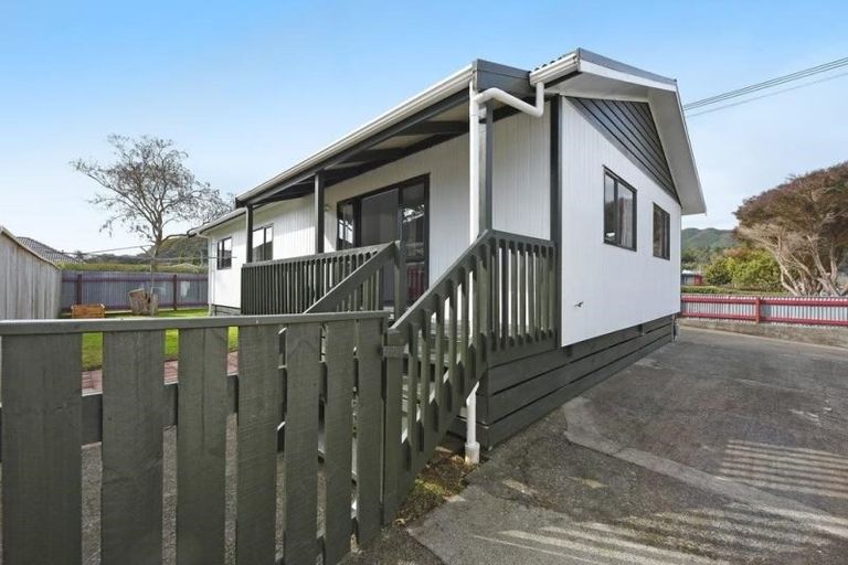 Photo of property in 126 Hewer Crescent, Naenae, Lower Hutt, 5011
