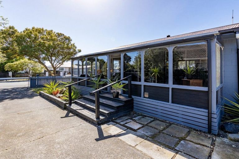 Photo of property in 25 Heathglen Avenue, Parklands, Christchurch, 8083