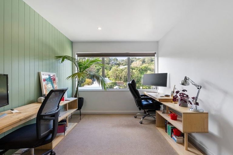 Photo of property in 9 Tiketike Way, Brooklyn, Wellington, 6021