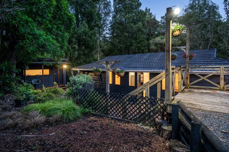 Photo of property in 2 Hiwihau Place, Glenfield, Auckland, 0629