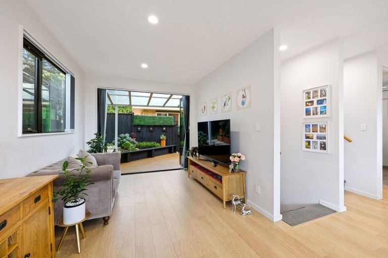 Photo of property in 9e Glenfern Road, Mellons Bay, Auckland, 2014