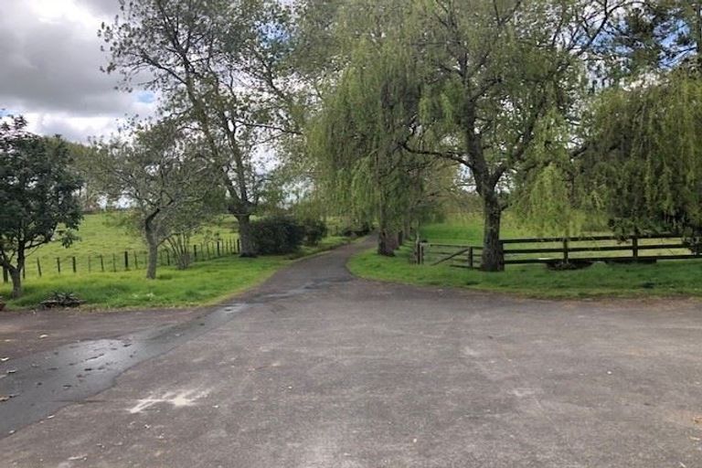 Photo of property in 215 Nixon Road, Taupaki, Henderson, 0782