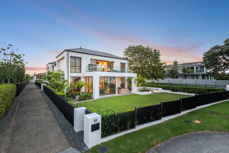 Photo of property in 90 Marine Parade, Mellons Bay, Auckland, 2014