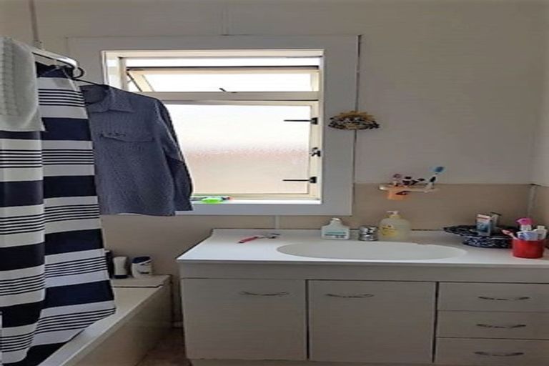 Photo of property in 15 Grande Vue Road, Papatoetoe, Auckland, 2025