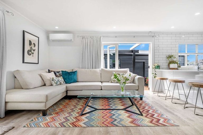 Photo of property in 2/1 Woodside Road, Massey, Auckland, 0614