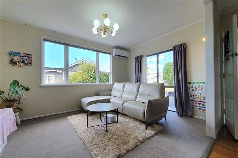 Photo of property in 82 Colwill Road, Massey, Auckland, 0614