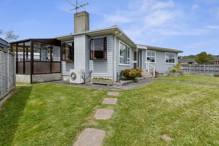 Photo of property in 2 Whirinaki Crescent, Heretaunga, Upper Hutt, 5018