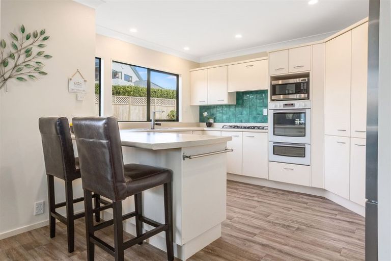 Photo of property in 22 Lanyon Place, Whitby, Porirua, 5024