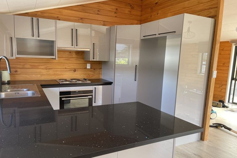 Photo of property in 35 Farwood Drive, Henderson, Auckland, 0612