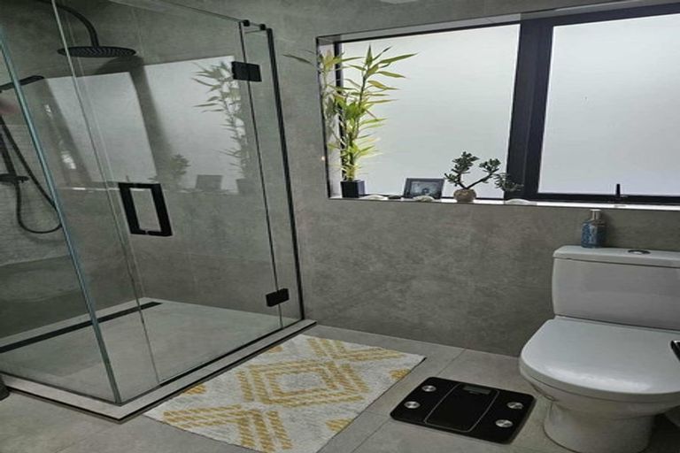 Photo of property in 2/99 Konini Road, Titirangi, Auckland, 0604
