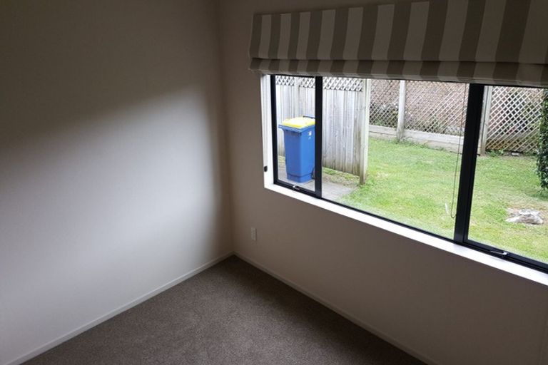 Photo of property in Waimanu Bay Village, 17/1 Piriti Drive, Te Atatu Peninsula, Auckland, 0610