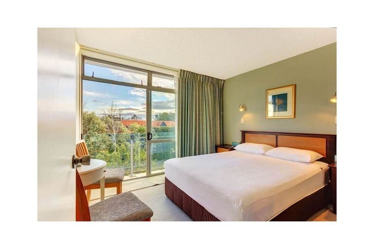 Photo of property in 5/25 Stanley Point Road, Stanley Point, Auckland, 0624