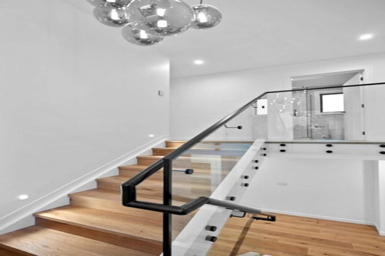 Photo of property in 5f Glendhu Road, Bayview, Auckland, 0629