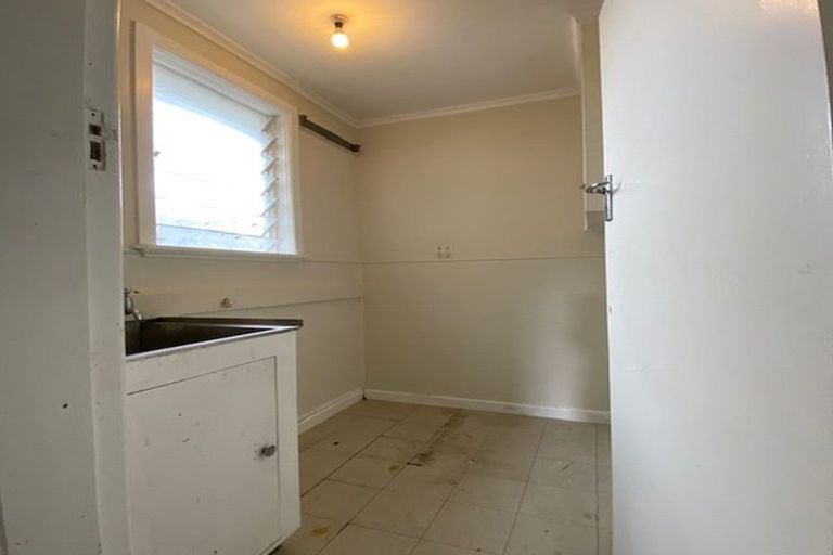 Photo of property in 27 Royal View Road, Te Atatu South, Auckland, 0610
