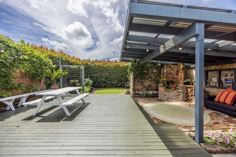 Photo of property in 8 Craigbank Avenue, New Lynn, Auckland, 0600