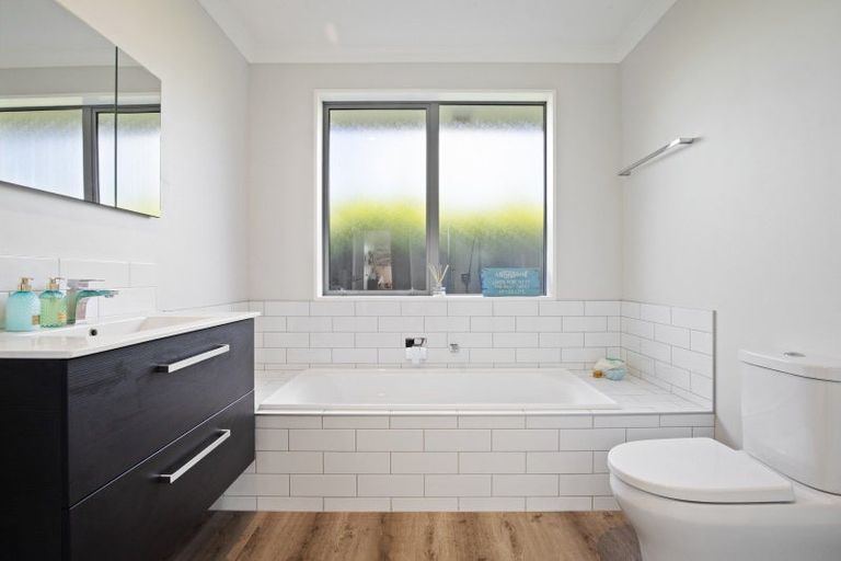 Photo of property in 120 Lisle Farm Drive, Pukekohe, 2120