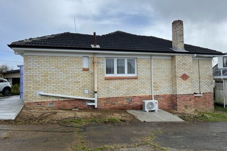 Photo of property in 22 Cliff View Drive, Green Bay, Auckland, 0604