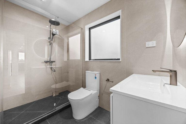 Photo of property in 61b Totaravale Drive, Totara Vale, Auckland, 0629