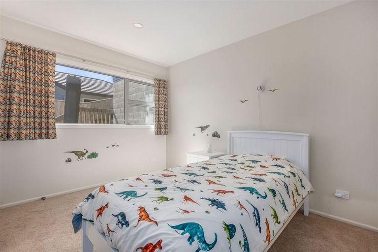 Photo of property in 20 Madeira Close, Whitby, Porirua, 5024