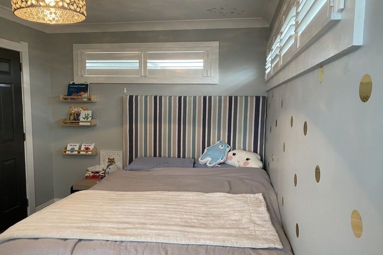 Photo of property in 1/27 Onewa Road, Northcote, Auckland, 0627
