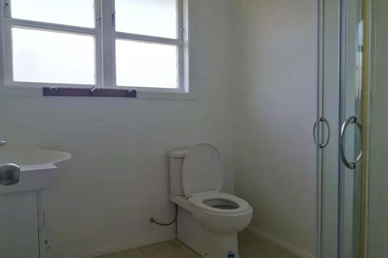 Photo of property in 18 Islington Avenue, New Lynn, Auckland, 0600