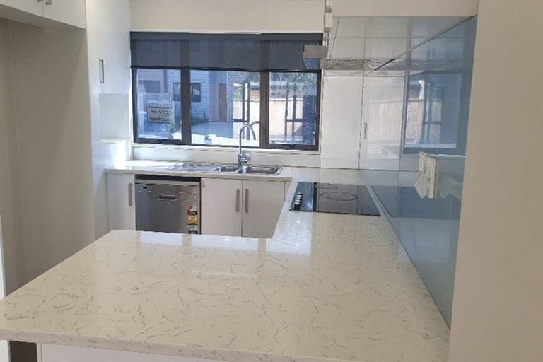 Photo of property in 16 Millcroft Lane, Ranui, Auckland, 0612