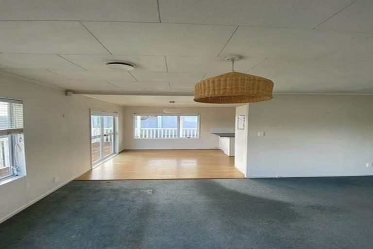 Photo of property in 14 Wren Place, Unsworth Heights, Auckland, 0632