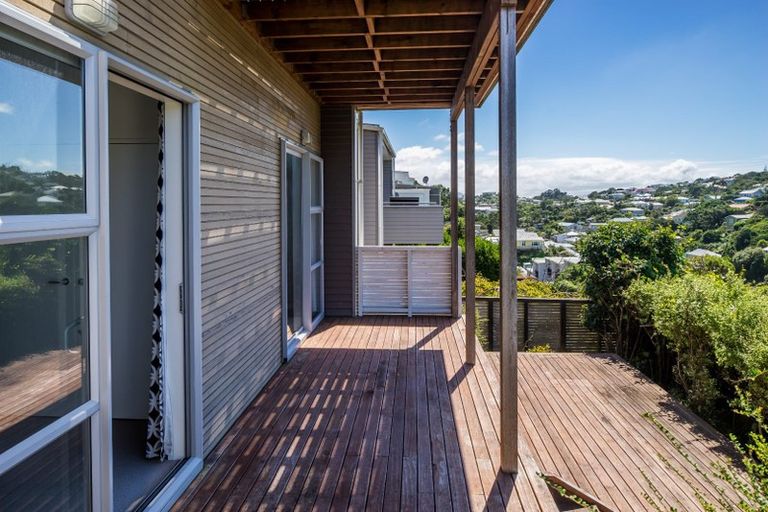 Photo of property in 51 Tiketike Way, Brooklyn, Wellington, 6021