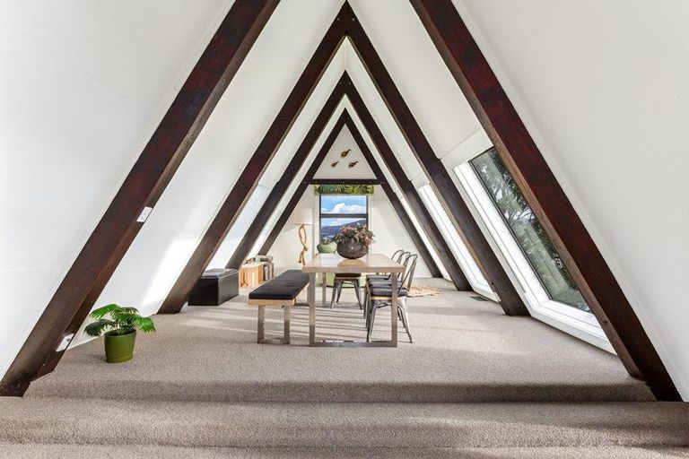 Photo of property in 112 Gloaming Hill, Titahi Bay, Porirua, 5022