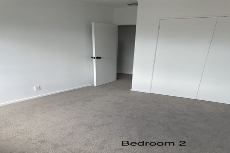 Photo of property in 2/318 Sunset Road, Unsworth Heights, Auckland, 0632