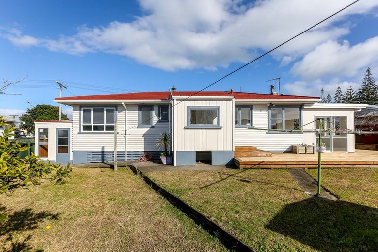 Photo of property in 136 Broadway, Waitara, 4320