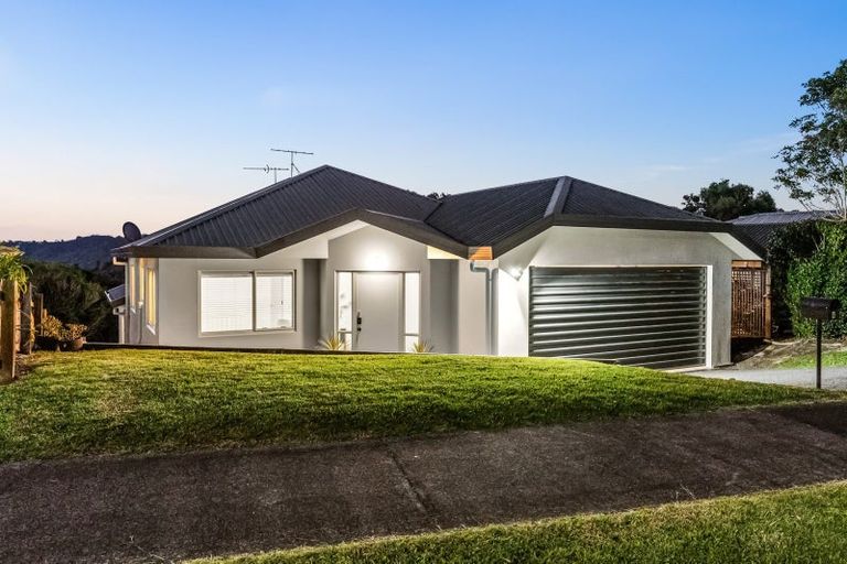Photo of property in 4 Redfern Lane, Glenfield, Auckland, 0629