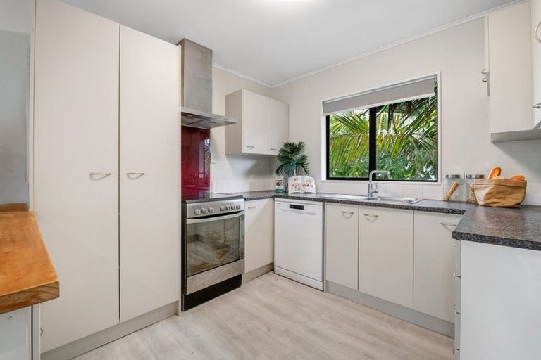 Photo of property in 2/15 Tetrarch Place, Totara Vale, Auckland, 0629