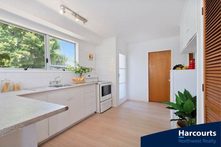 Photo of property in 16 Glen Road, Ranui, Auckland, 0612