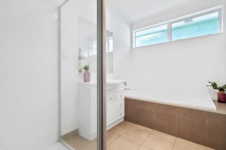 Photo of property in 27 The Track, Takanini, 2112