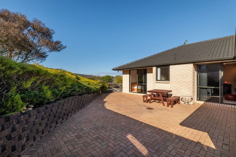 Photo of property in 17 Bundoran Way, Pinehill, Auckland, 0632