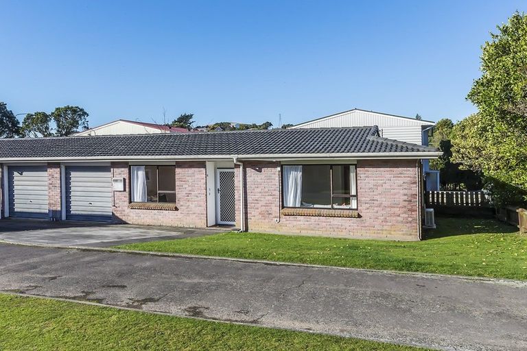 Photo of property in 4f5 Stewart Drive, Newlands, Wellington, 6037