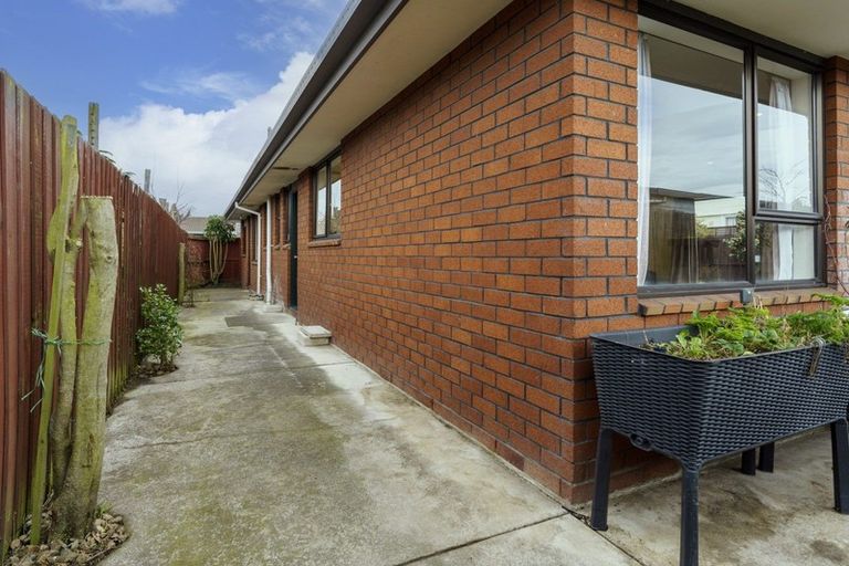 Photo of property in 25 La Perouse Place, Northcote, Christchurch, 8052