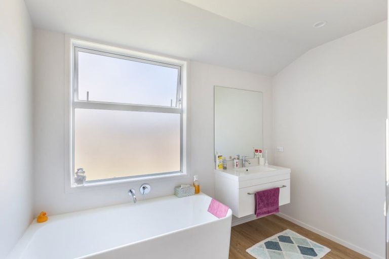 Photo of property in 6 Toutouwai Lane, Inglewood, 4330