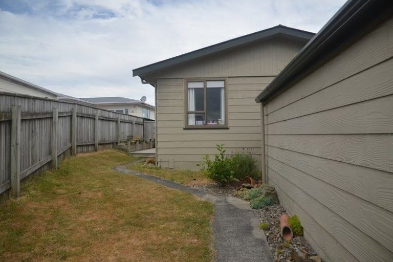 Photo of property in 10 Bayswater Place, Newlands, Wellington, 6037