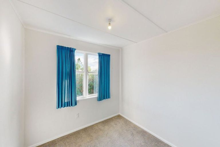 Photo of property in 22 Link Road, Newlands, Wellington, 6037