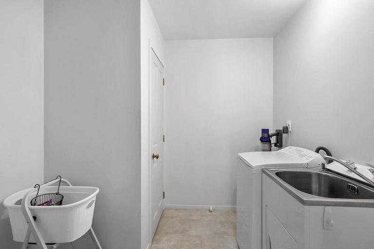Photo of property in 14 Del Mar Place, Merrilands, New Plymouth, 4312