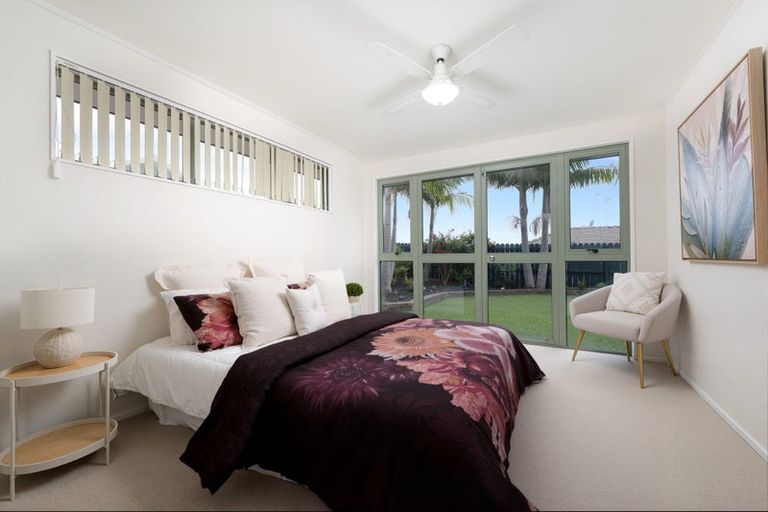 Photo of property in 28 Heversham Place, Glendene, Auckland, 0602