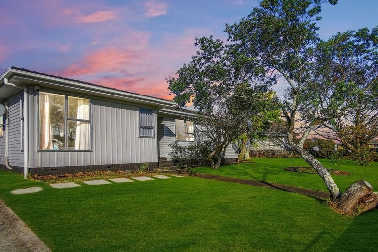 Photo of property in 14 Staverton Crescent, Mangere, Auckland, 2022