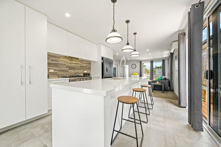 Photo of property in 10 Tomairangi Crescent, Pukekohe, 2120