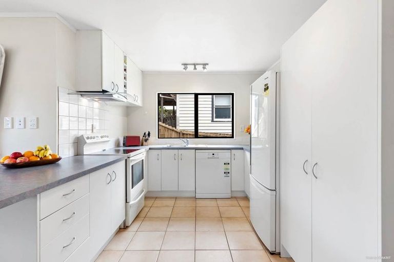 Photo of property in 37 Hutchinson Avenue, New Lynn, Auckland, 0600