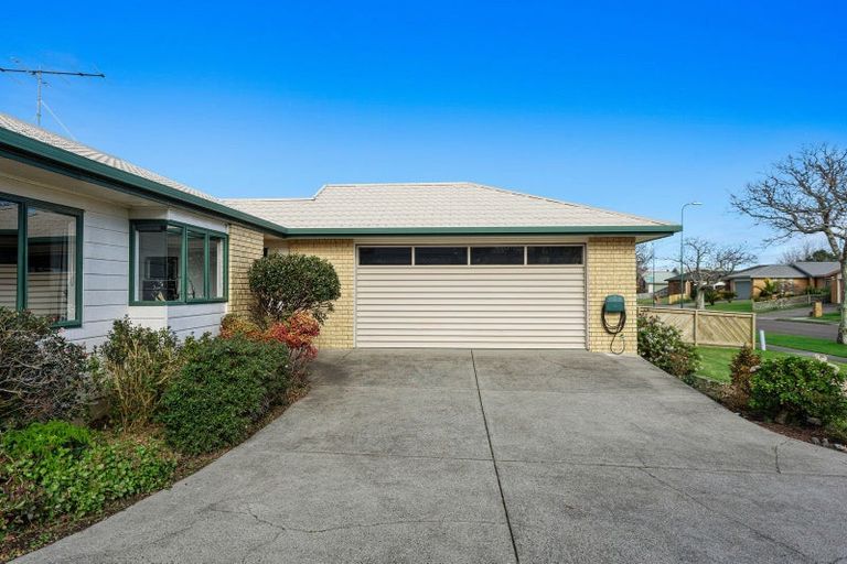 Photo of property in 16 Edgewater Grove, Whakatane, 3120