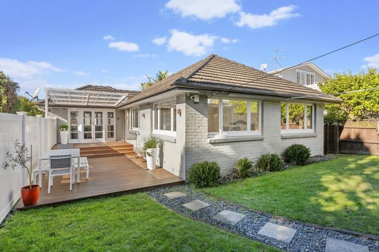 Photo of property in 1/123 Queen Street, Northcote Point, Auckland, 0627